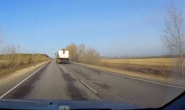 "А был ли поворотник?": в Воронежской области водитель еле уклонился от столкновения с грузовиком