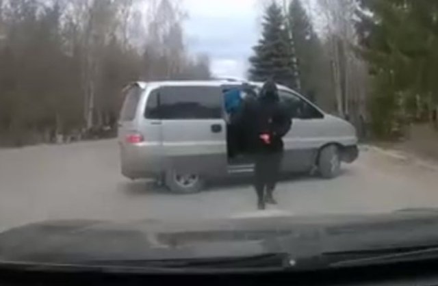 В Пскове автомобиль предпринимателя расстреляли возле кладбища средь бела дня