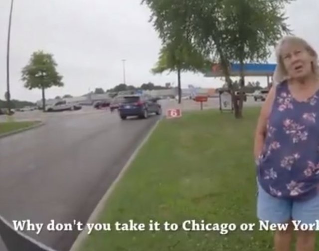Парень решил постоять с плакатом Black Lives Matter в самом расистском городе США