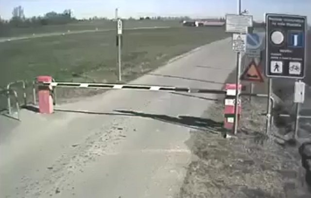 Слепой велосипедист или невидимый шлагбаум