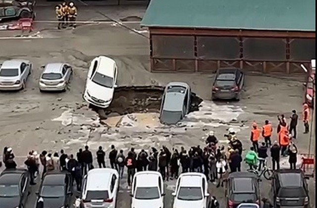Прорыв трубы в Петербурге "поглотил" несколько легковых автомобилей