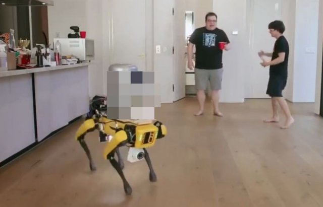 Блогер научил робота-собаку от Boston Dynamics разливать пиво