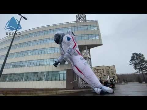 К Красноярске упал 17-метровый космонавт
