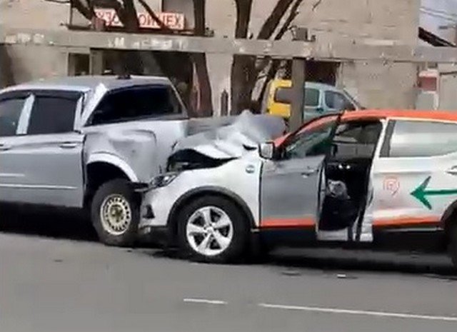 Рэпер Yung Trappa лишился зубов за рулем каршеринга — он попал в аварию в Петербурге