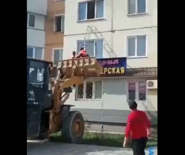 Рабочие спасли жителей из горящей квартиры до приезда пожарных