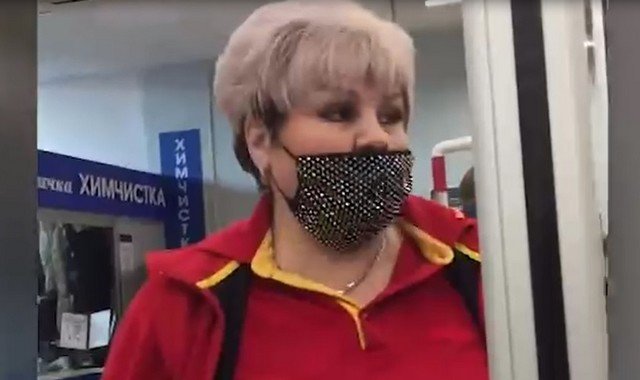 В московском супермаркете кассир порвала купюру клиент в 500 рублей, думая, что они фальшивые