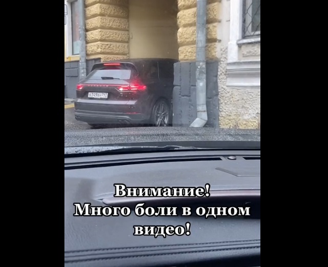 Больно смотреть: автоледи на Porsche пытается войти в поворот