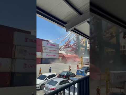 В Китае очень красиво навернулся портовый кран