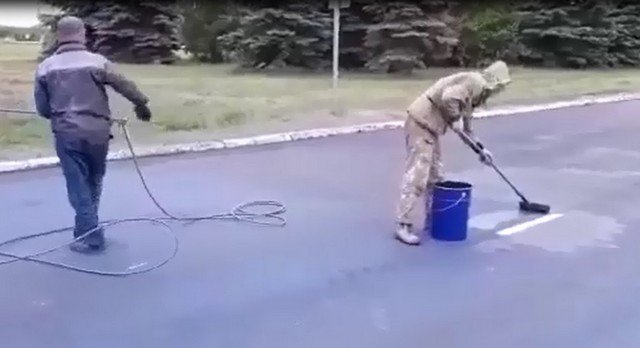 В Набережных Челнах перед заводом «КамАЗ» красят асфальт к приезду Михаила Мишустина