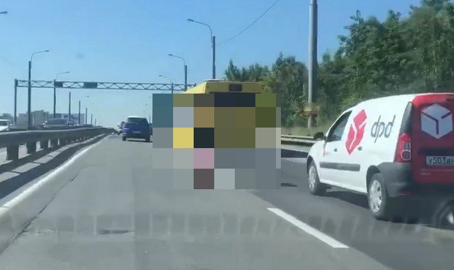 Бессмертный курьер на моноколесе проверил скорость на съезде с КАД в Петербурге