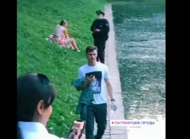 Почему полицейские не дают людям сидеть на траве?