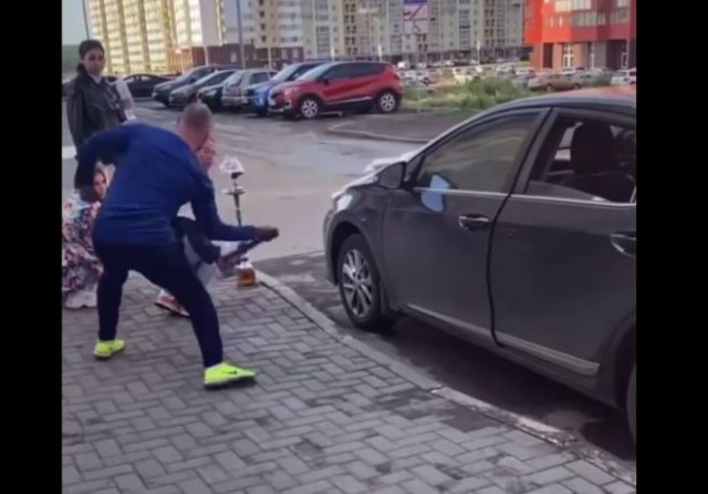 В Челябинске мужчина с ремнем напал трех девушек, курящих кальян