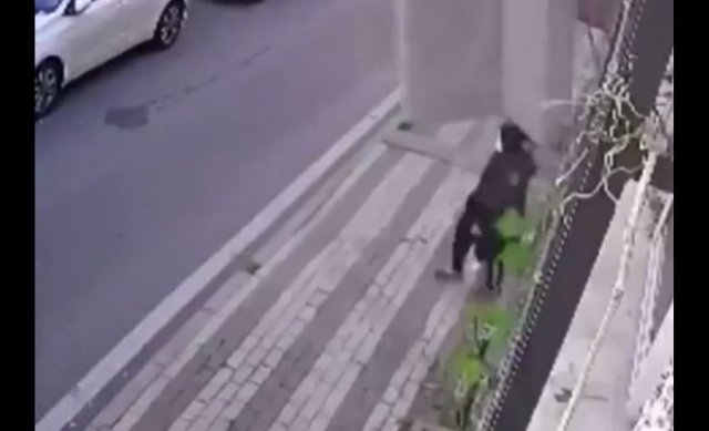Осторожно, возможны осадки в виде диванов: человек, которому очень повезло