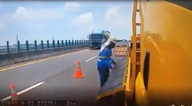 Автомобиль на автостраде чуть не сбил рабочего