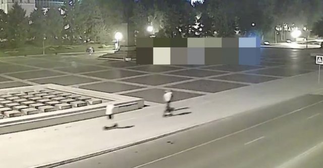 Два человека на электросамокатах столкнулись на абсолютно пустой дороге