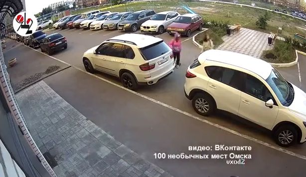 Конец челенджу в TikTok: екатеринбуржец поймал детей, которые воруют колпачки с колес авто