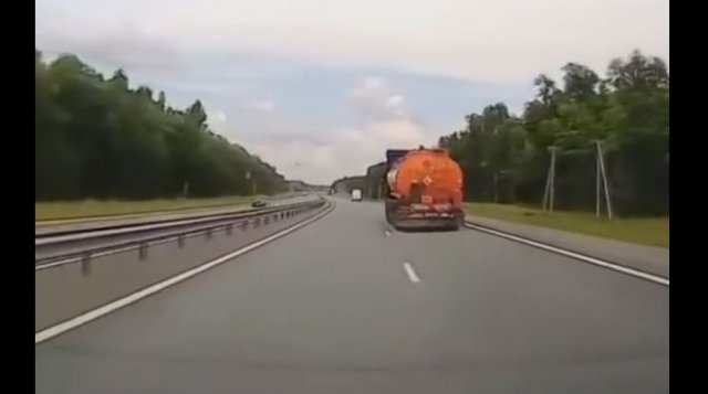 У бензовоза лопнуло в тот момент, когда девушка собралась его опередить