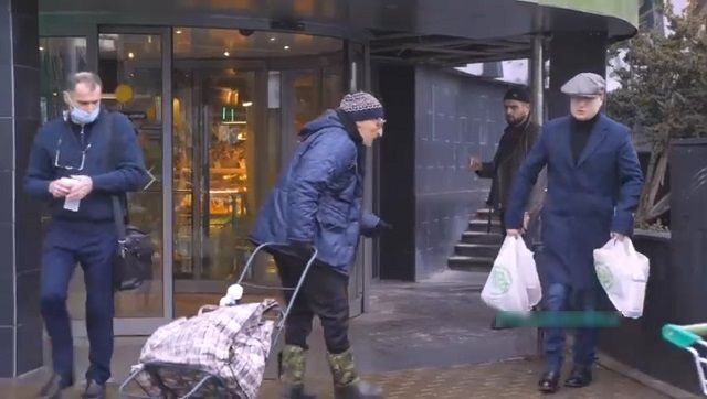 Социальный эксперимент: блогер переоделся в нищего дедушку и стал просить еду у "Азбуки Вкуса" на Рублёвке