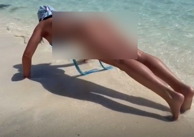 Решила заняться спортом на берегу океана