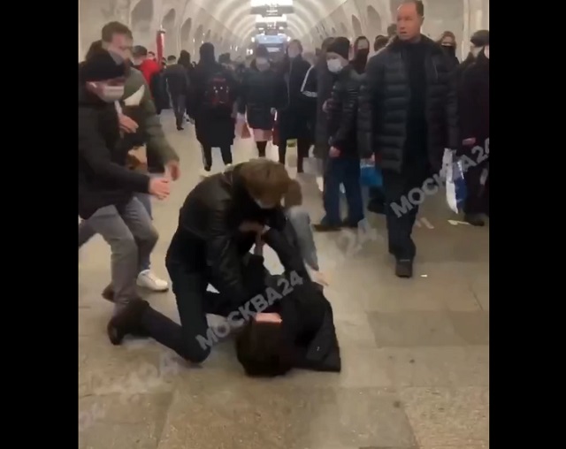 Снова конфликт в московском метро: драка между высоким парнем и кавказцем