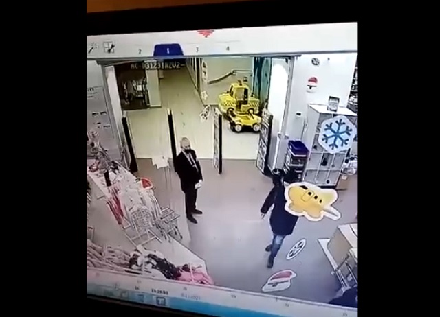 В Москве парень нагло попытался вынести одежду из магазина, а потом избил охранника