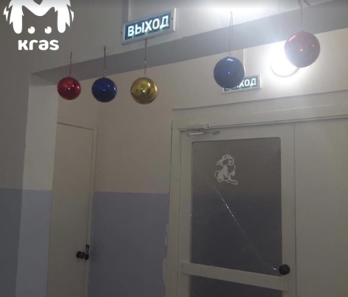 "Джингл беллс" отменяется: в микрорайоне Солнечный семья с двумя детьми сняла новогодние шарики в подъезде
