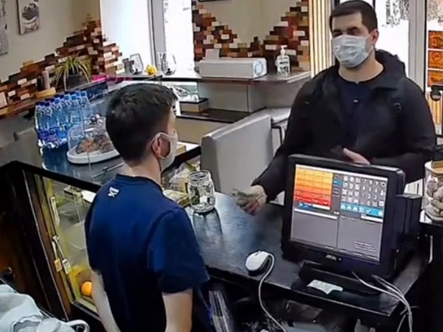 Продавец, который не повелся на уловку жулика
