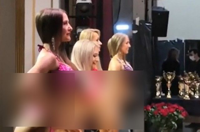 Вид сбоку: соревнование фитнес-моделей