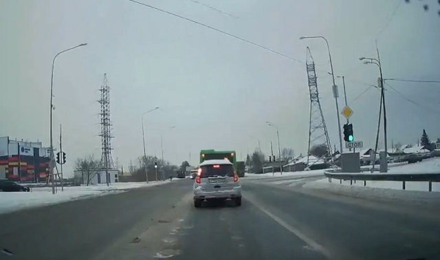 Удачно проскочил: авария в Тюмени