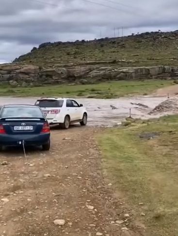"Помог" водителю легковушки пересечь реку