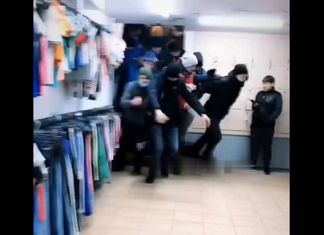 "Беги, Толянчик!": безумный ажиотаж в украинском секонд-хенде
