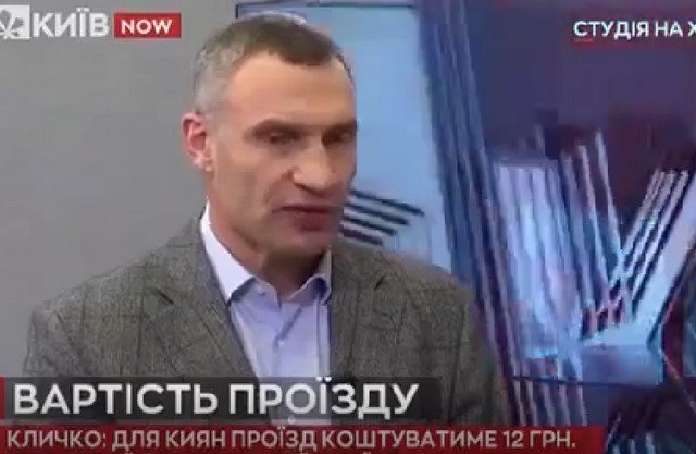 Мэр Киева Виталий Кличко пообещал посыпать дороги кое-чем необычным во время снегопада