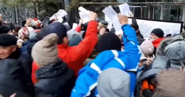 В Алматы кто-то запустил фейк о том, что Нацбанк прощает кредиты - вот, к чему это привело