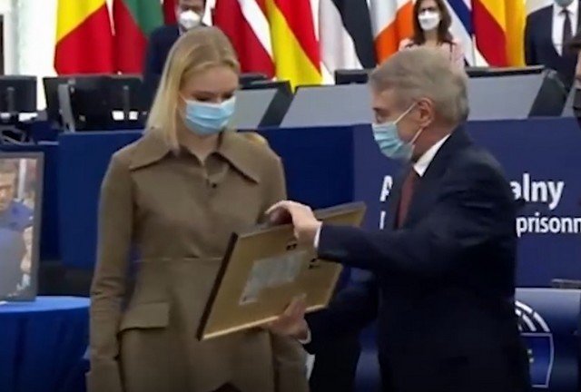 Даша Навальная получила премию Европарламента имени академика Андрея Сахарова вместо отца