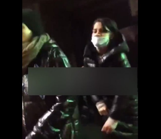 Парень заставил цыганок, укравших у женщины телефон, выбросить одежду