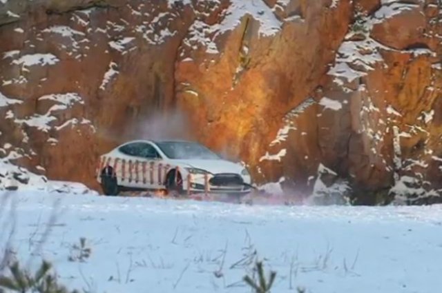 Мужчина так устал ремонтировать Tesla Model S, что решил взорвать ее 30 килограммами взрывчатки