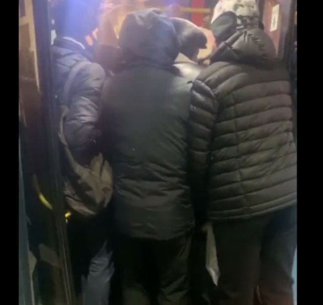Неудачная попытка влезть утром в автобус