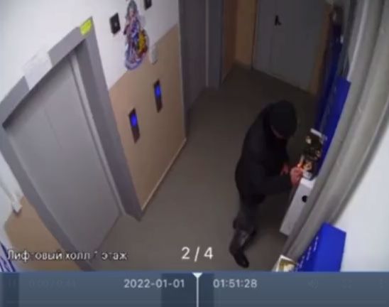 Житель Хабаровска просто хотел поджечь салют в подъезде, вынести его на улицу и посмотреть эффектное шоу
