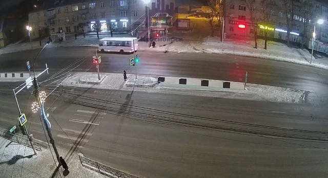 В Красноярске бабушка перешла дорогу на красный и спровоцировала аварию