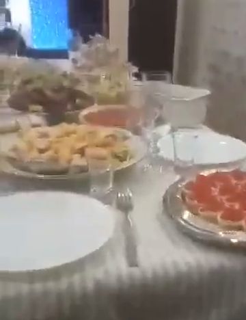 От еды стол ломится