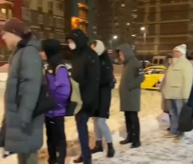 Невероятная длинная очередь на остановку в Подмосковье