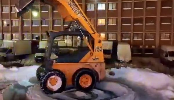 Жесть жестяная... Погрузчик в Самаре катается по кругу, пока на его крыше лежит тело рабочего