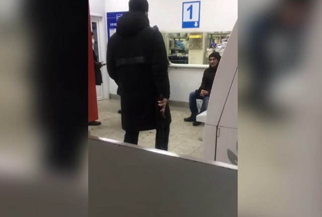 В Красноярске на почте задержали пьяного мужчину с автоматом
