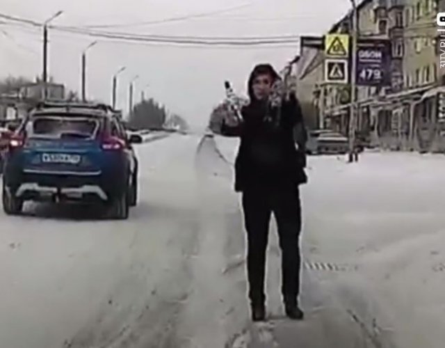 Добродушный мужичок предлагает водителям выпить с ним в честь Нового года