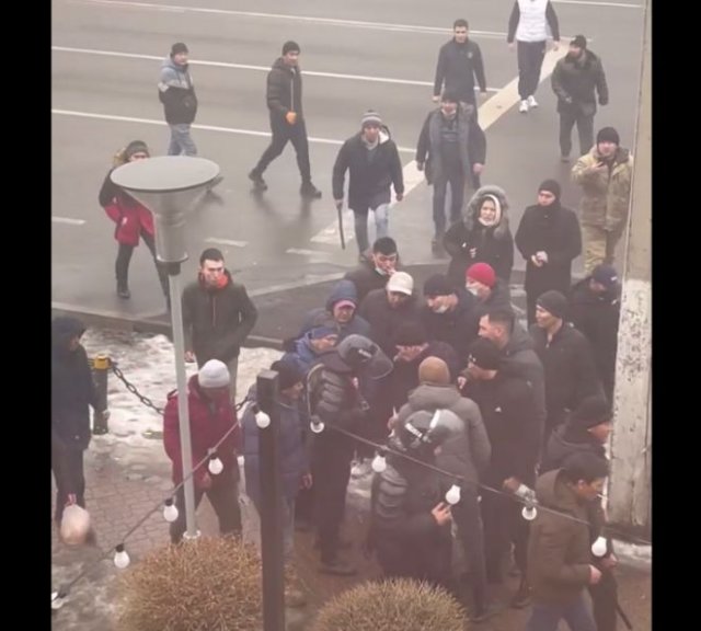 В Алматы протестующие отобрали автомат у силовика