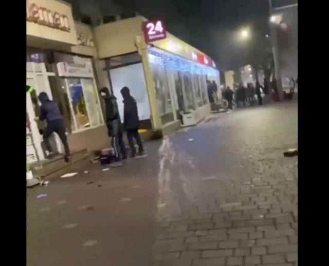 Протестующие в Казахстане грабят магазины - новые кадры погромов
