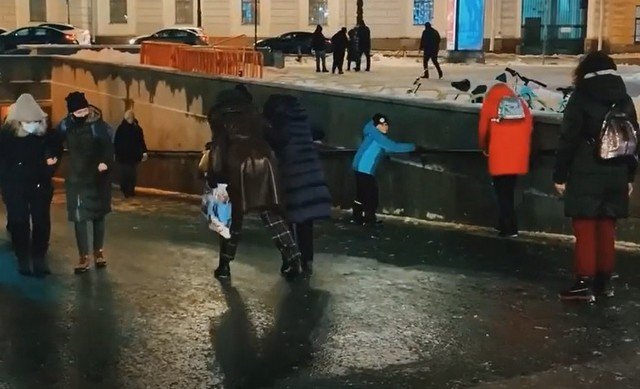 Подземный переход в центре Петербурга превратился в ледяную горку