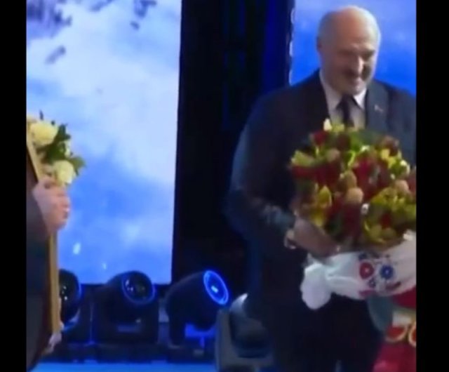 Фейл от Александра Лукашенко: попытка подарить букет человеку без рук