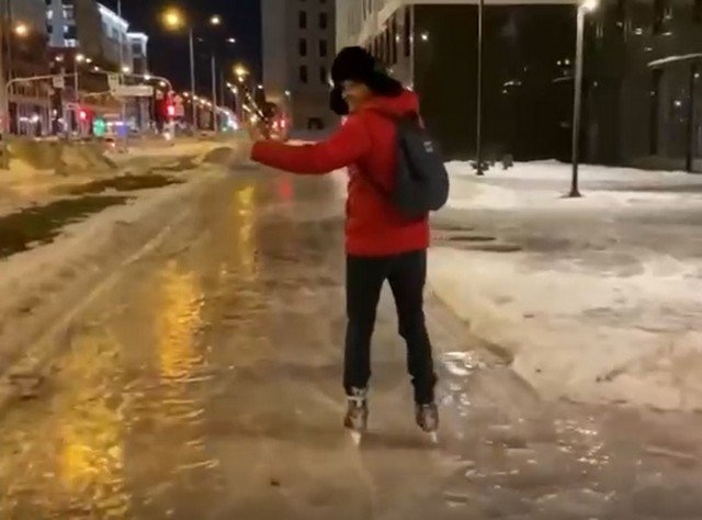 Гололед в Петербурге заставил жителей перейти на коньки и пересесть на коней