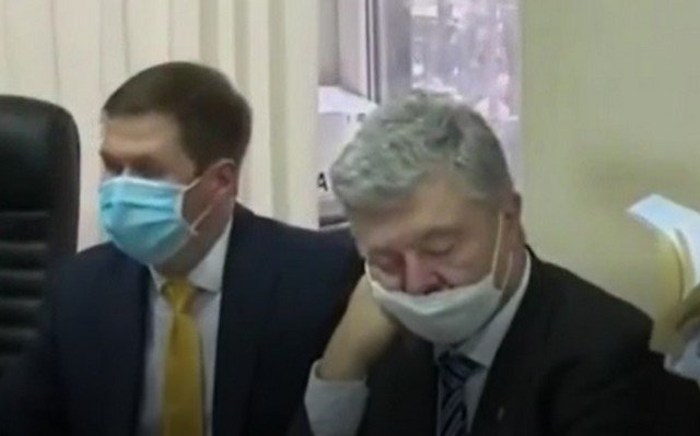 Экс-президент Украины Петр Порошенка уснул на заседании суда, где ему избирают меру пресечения